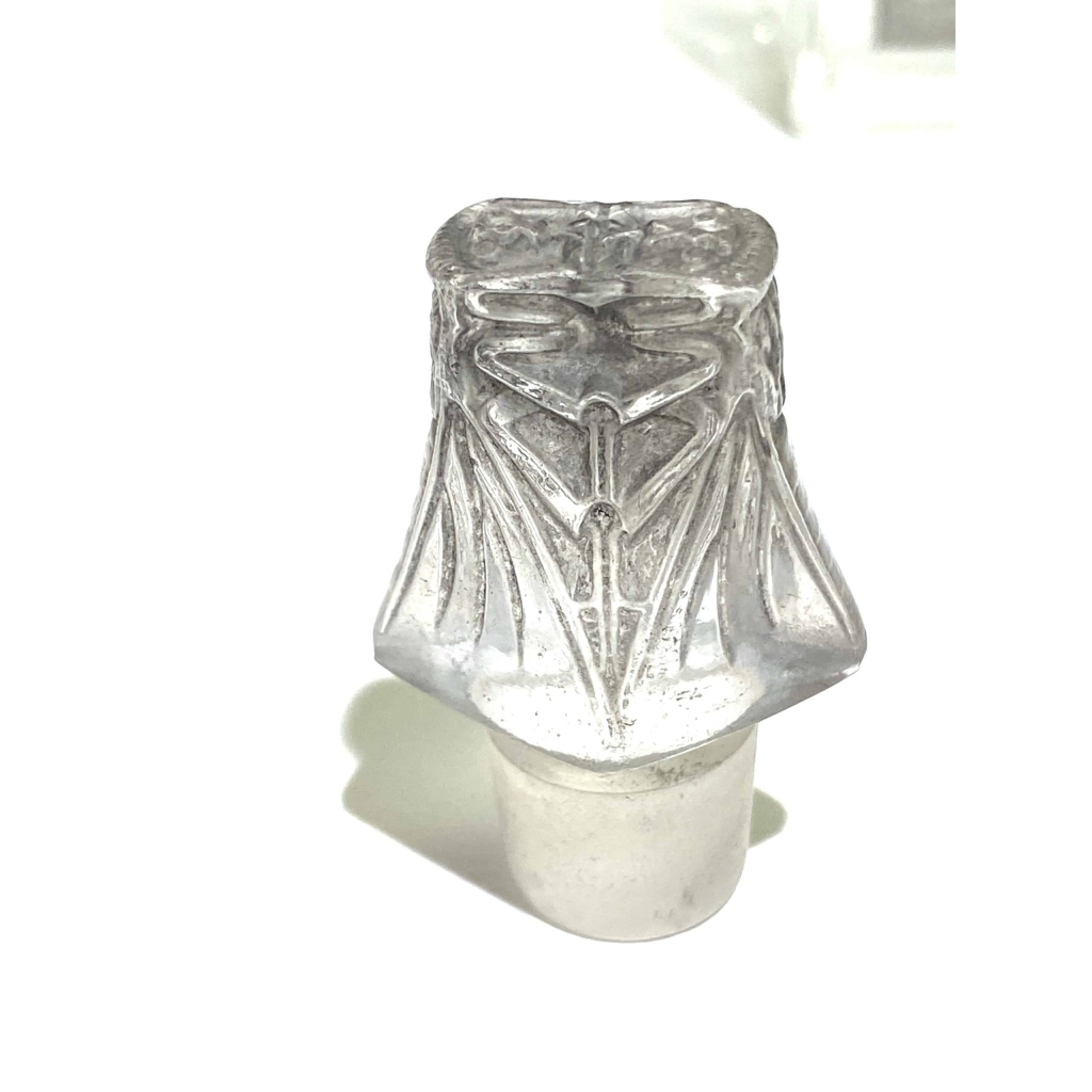 Flacon « L’Effleurt » pour Coty verre blanc patiné gris de René LALIQUE | Biron Flacon "L'Effleurt" pour Coty verre blanc patiné gris de René LALIQUE