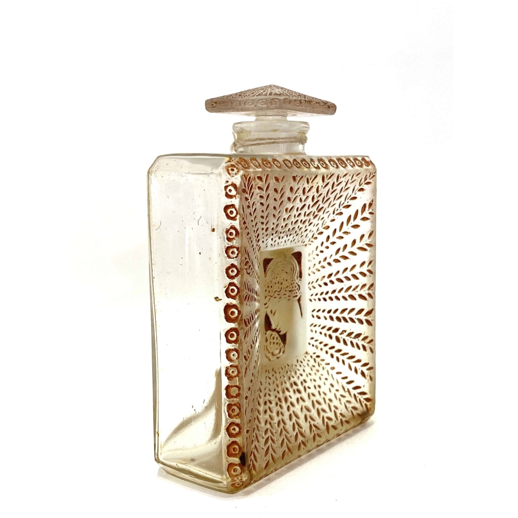 Flacon « La Belle Saison » pour Houbigant verre blanc patiné sépia de René LALIQUE 3