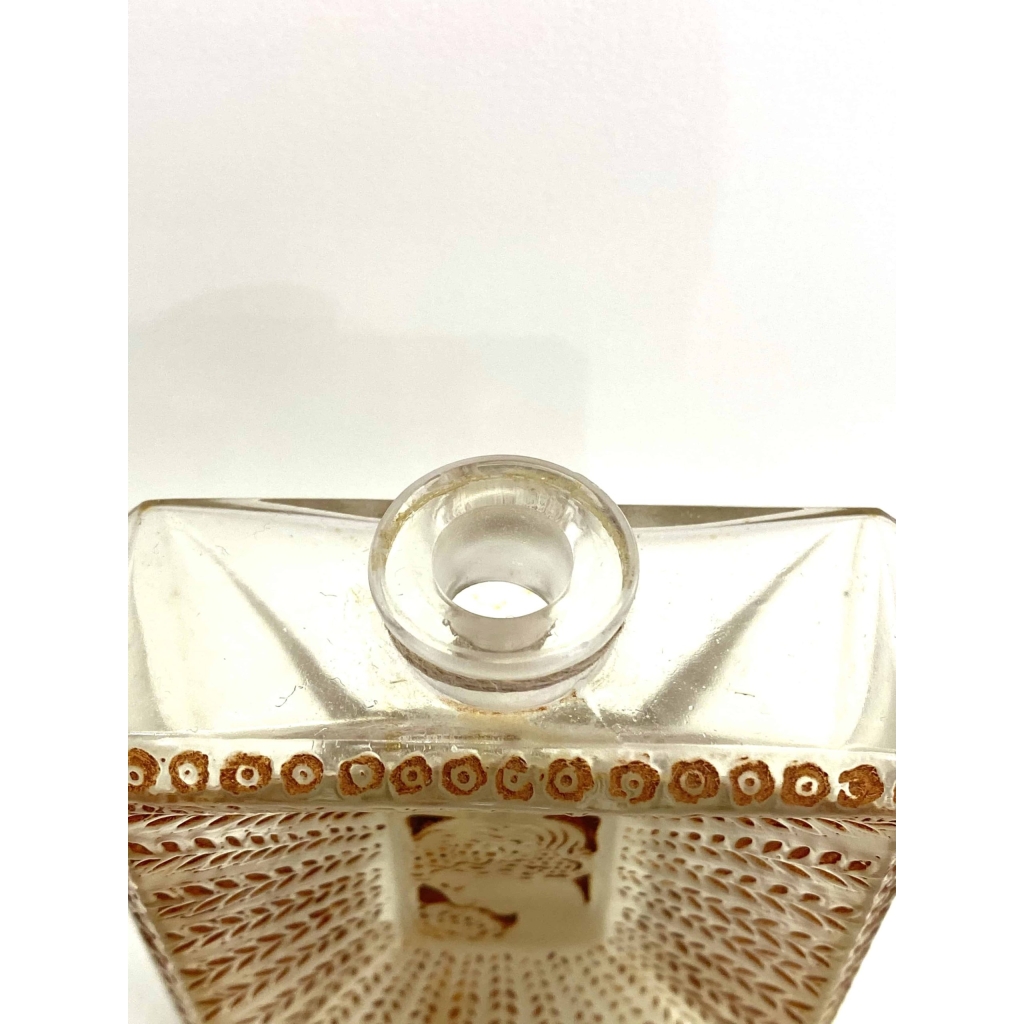 Flacon « La Belle Saison » pour Houbigant verre blanc patiné sépia de René LALIQUE 7