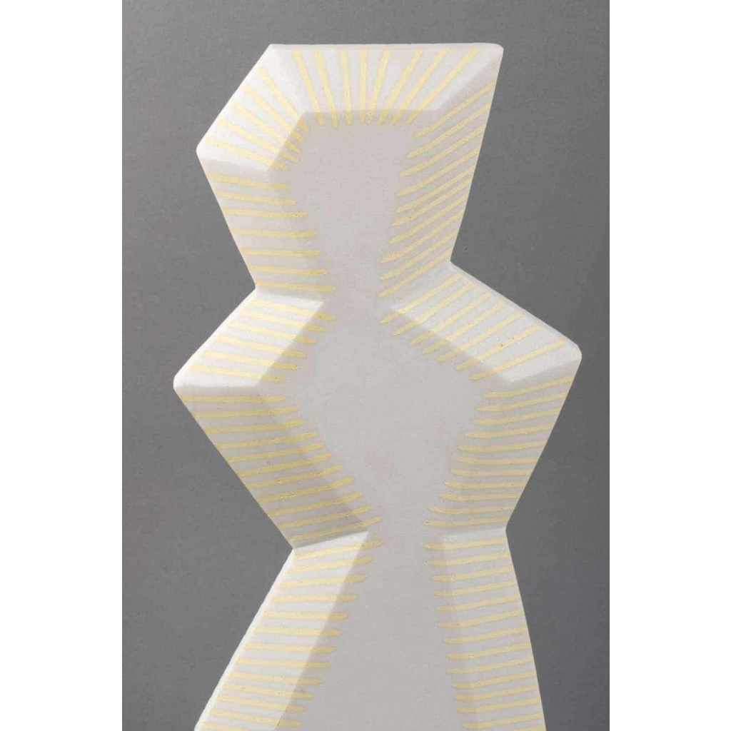 Sculpture contemporaine en marbre blanc rehaussé de jaune par Savy, 2005 | Biron Sculpture contemporaine en marbre blanc rehaussé de jaune par Savy, 2005