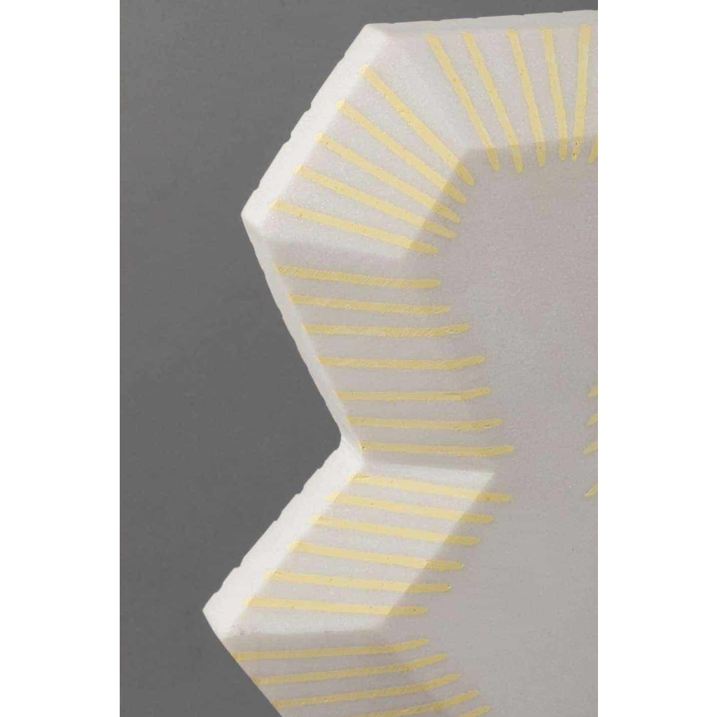 Sculpture contemporaine en marbre blanc rehaussé de jaune par Savy, 2005 | Biron Sculpture contemporaine en marbre blanc rehaussé de jaune par Savy, 2005