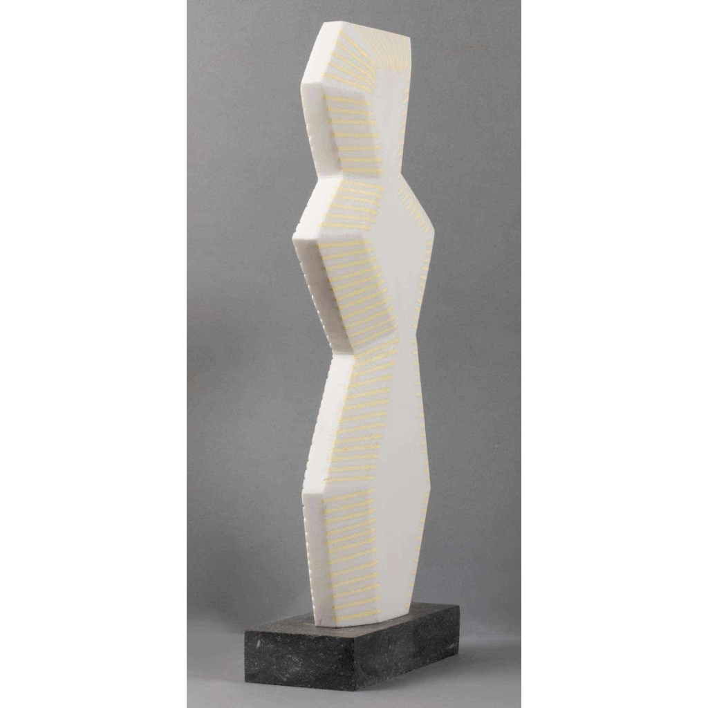 Sculpture contemporaine en marbre blanc rehaussé de jaune par Savy, 2005 | Biron Sculpture contemporaine en marbre blanc rehaussé de jaune par Savy, 2005