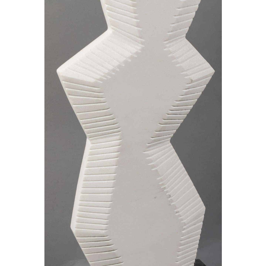 Sculpture contemporaine en marbre blanc rehaussé de jaune par Savy, 2005 | Biron Sculpture contemporaine en marbre blanc rehaussé de jaune par Savy, 2005