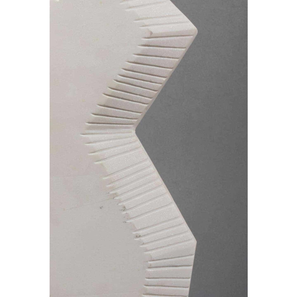 Sculpture contemporaine en marbre blanc rehaussé de jaune par Savy, 2005 | Biron Sculpture contemporaine en marbre blanc rehaussé de jaune par Savy, 2005