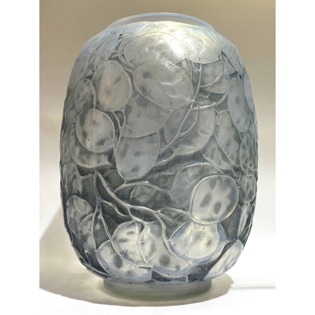 Vase « Monnaie du Pape » verre opalescent patiné bleu de René LALIQUE 3
