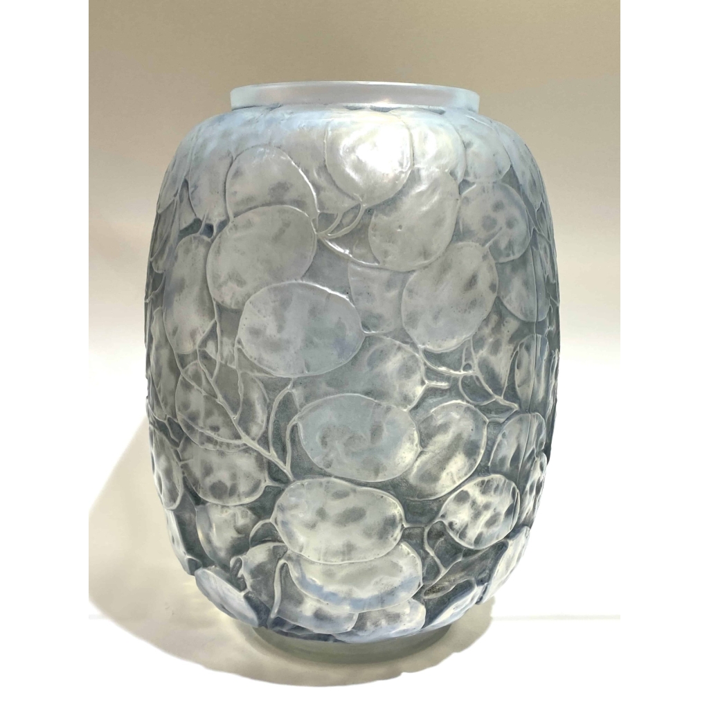 Vase « Monnaie du Pape » verre opalescent patiné bleu de René LALIQUE 4