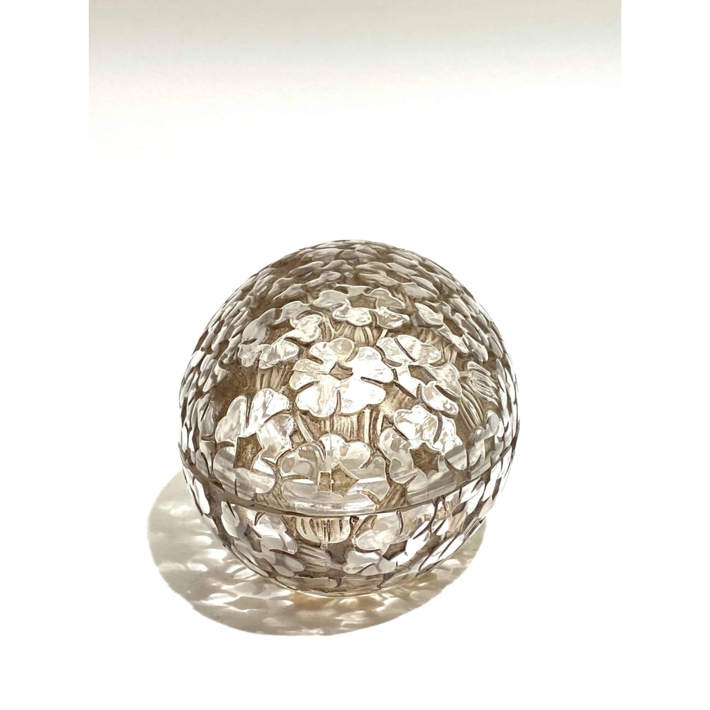 Boite « Pervenches » verre blanc patiné sépia de René LALIQUE | Biron Boite « Pervenches » verre blanc patiné sépia de René LALIQUE