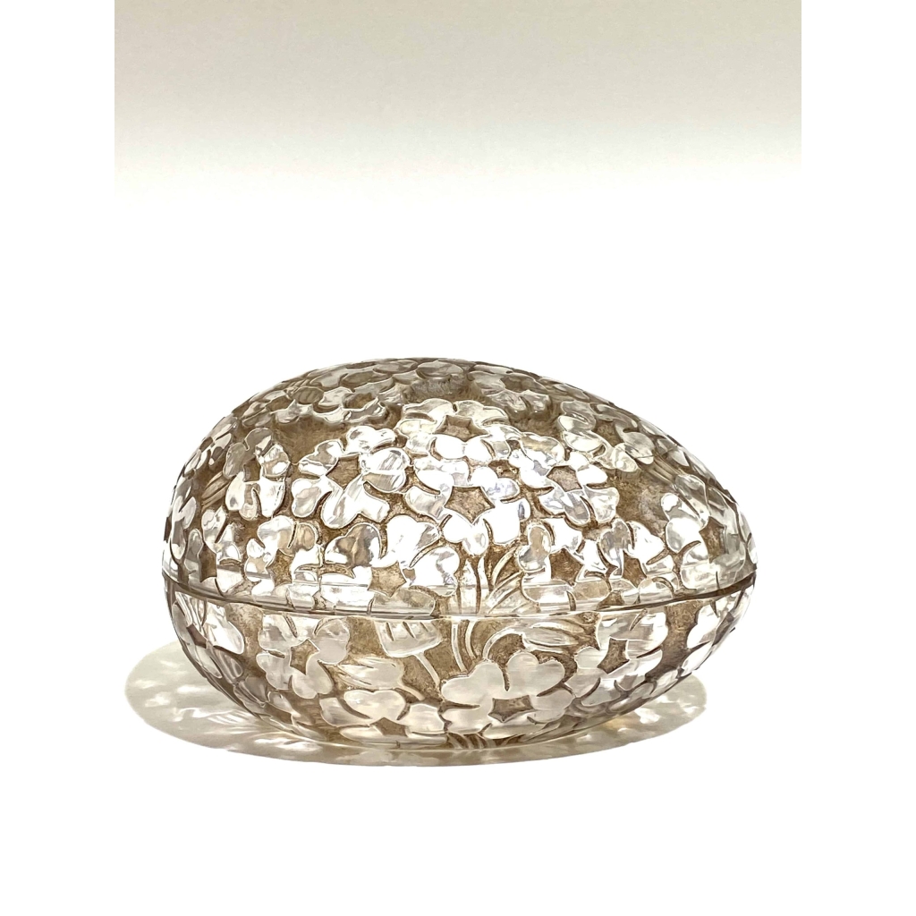 Boite « Pervenches » verre blanc patiné sépia de René LALIQUE | Biron Boite « Pervenches » verre blanc patiné sépia de René LALIQUE