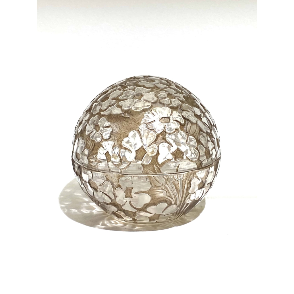 Boite « Pervenches » verre blanc patiné sépia de René LALIQUE | Biron Boite « Pervenches » verre blanc patiné sépia de René LALIQUE