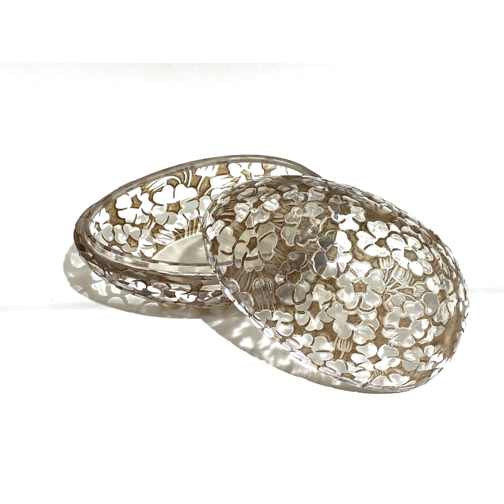 Boite « Pervenches » verre blanc patiné sépia de René LALIQUE | Biron Boite « Pervenches » verre blanc patiné sépia de René LALIQUE