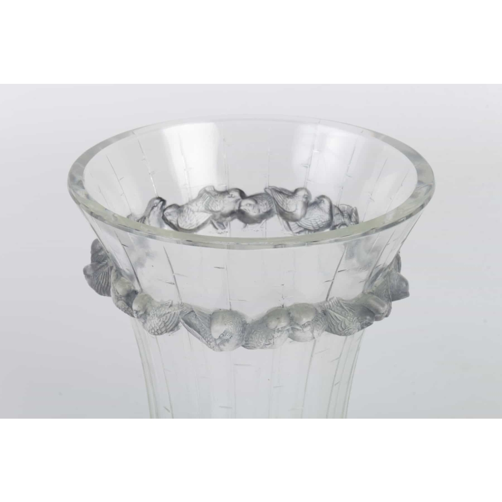 Vase « Boulouris » verre blanc patiné bleu de René LALIQUE | Biron Vase « Boulouris » verre blanc patiné bleu de René LALIQUE