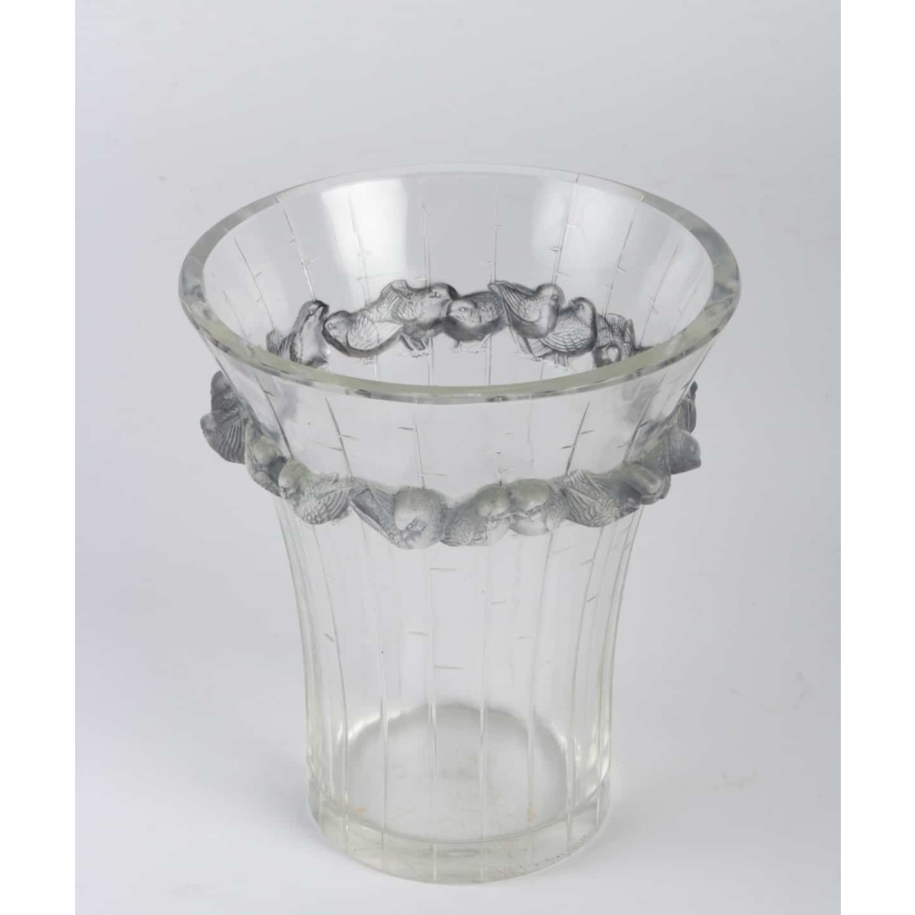 Vase « Boulouris » verre blanc patiné bleu de René LALIQUE | Biron Vase « Boulouris » verre blanc patiné bleu de René LALIQUE
