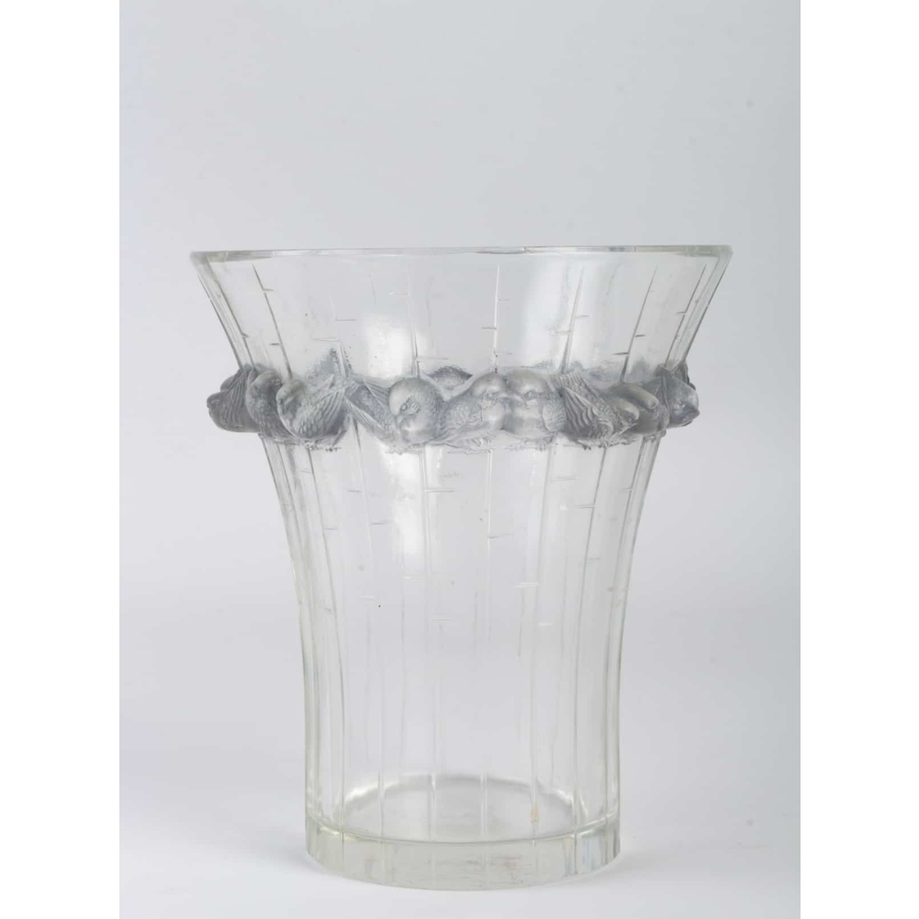 Vase « Boulouris » verre blanc patiné bleu de René LALIQUE | Biron Vase « Boulouris » verre blanc patiné bleu de René LALIQUE