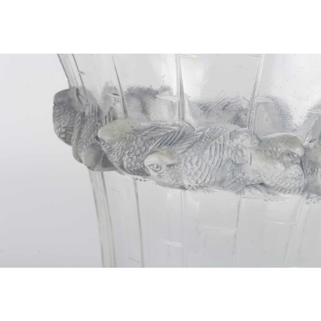 Vase « Boulouris » verre blanc patiné bleu de René LALIQUE | Biron Vase « Boulouris » verre blanc patiné bleu de René LALIQUE