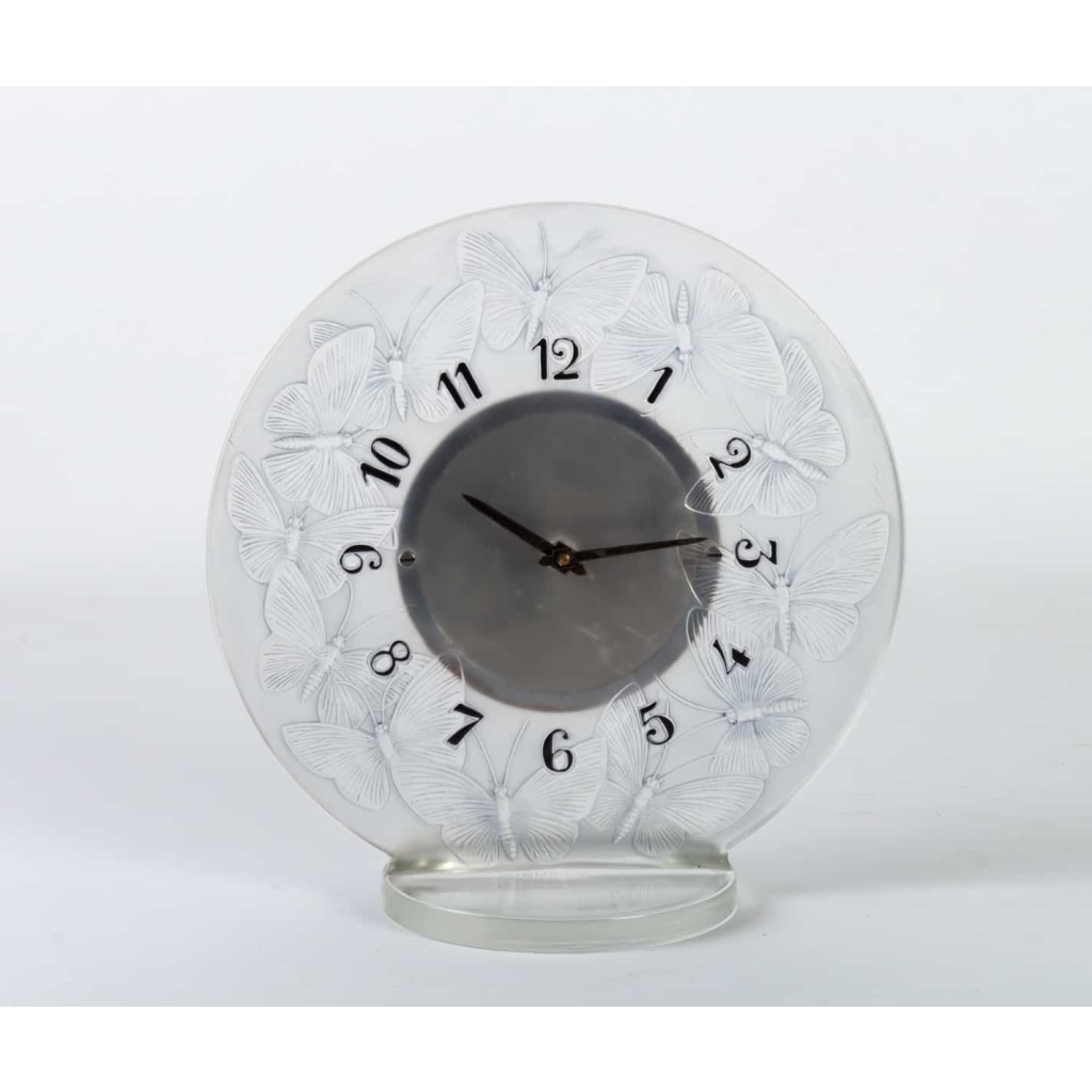 Pendule « Papillons » verre blanc émaillé noir de René LALIQUE - mouvement mécanique OMEGA