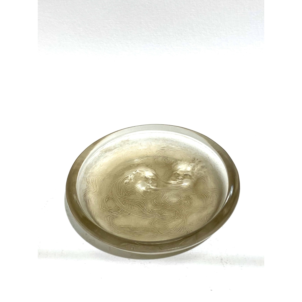 Cendrier « Deux Zéphyrs » verre blanc patiné sépia de René LALIQUE | Biron Cendrier "Deux Zéphyrs" verre blanc patiné sépia de René LALIQUE