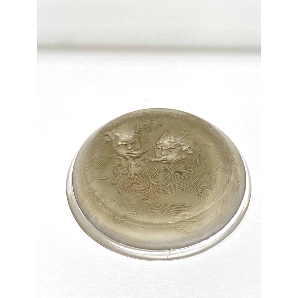 Cendrier « Deux Zéphyrs » verre blanc patiné sépia de René LALIQUE | Biron Cendrier "Deux Zéphyrs" verre blanc patiné sépia de René LALIQUE