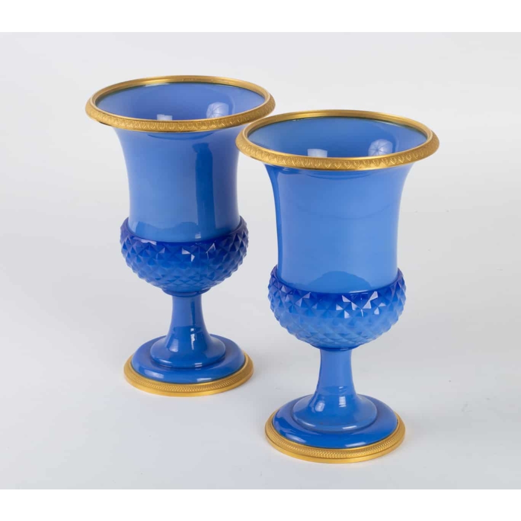 Paire de Vases Médicis en opaline 19e siècle | Biron Paire de Vases Médicis en opaline 19e siècle