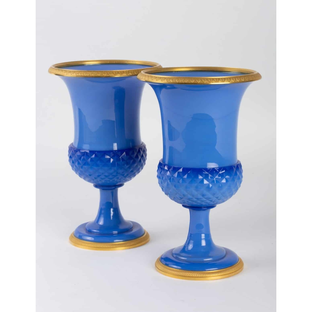 Paire de Vases Médicis en opaline 19e siècle | Biron Paire de Vases Médicis en opaline 19e siècle