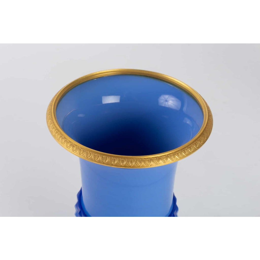 Paire de Vases Médicis en opaline 19e siècle | Biron Paire de Vases Médicis en opaline 19e siècle