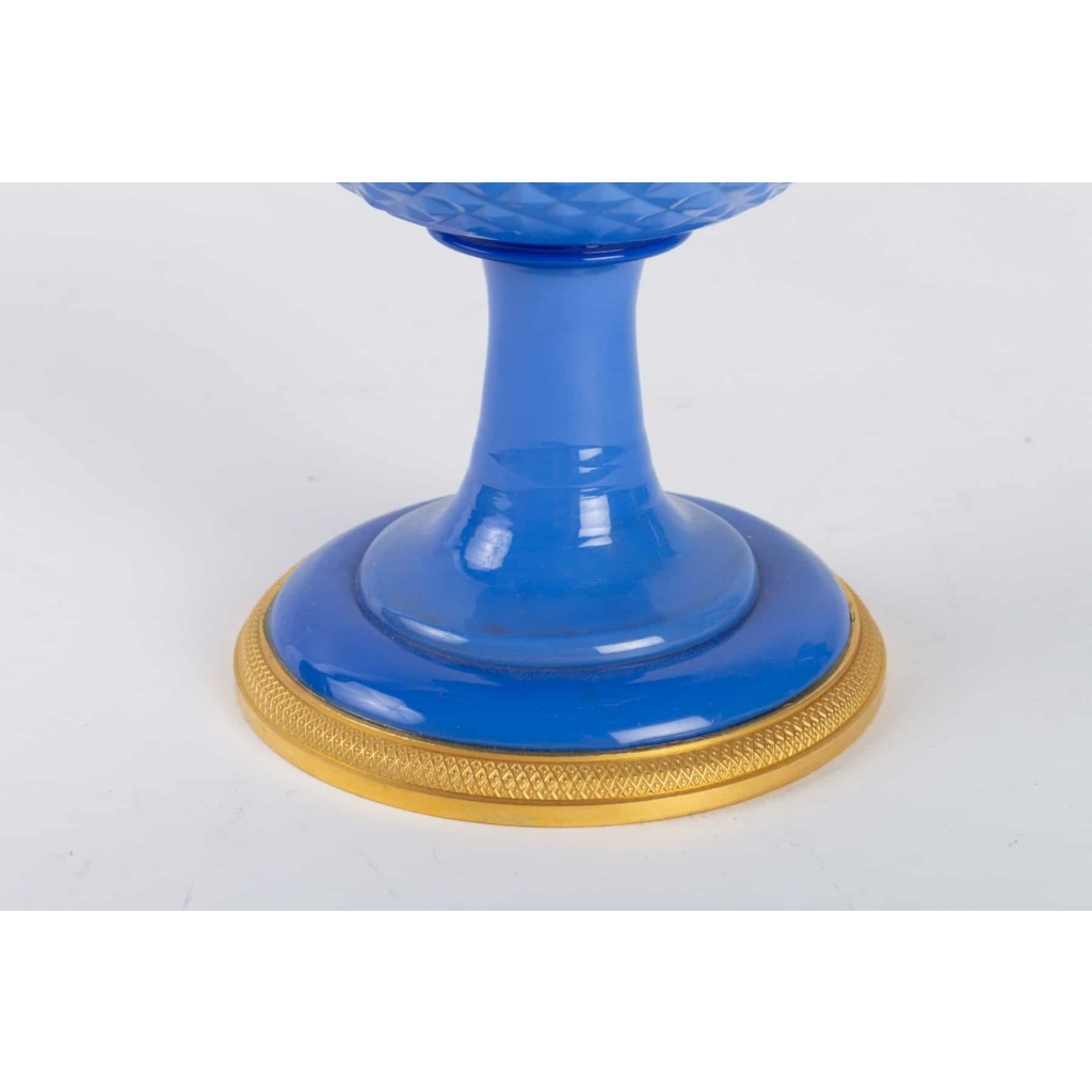 Paire de Vases Médicis en opaline 19e siècle | Biron Paire de Vases Médicis en opaline 19e siècle
