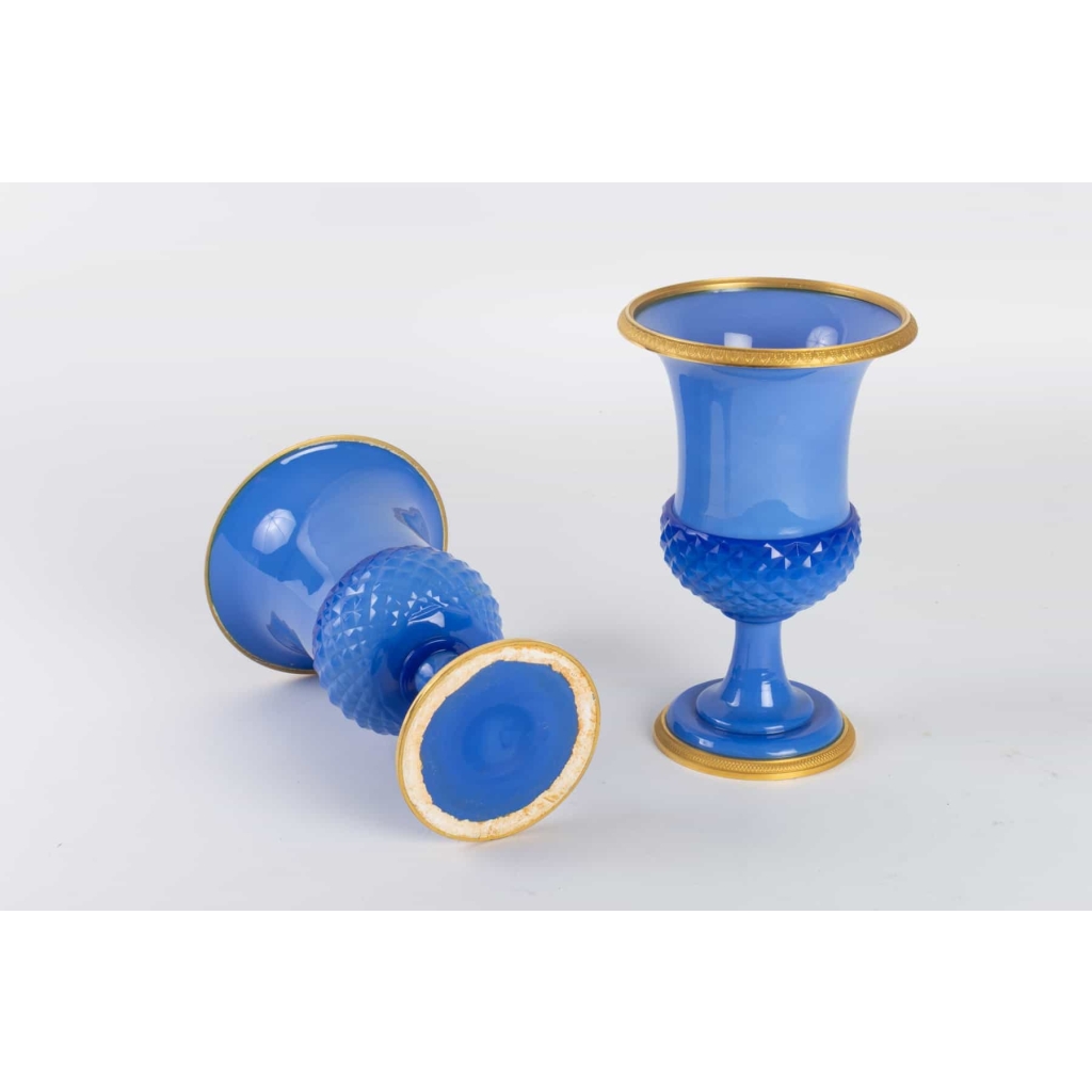 Paire de Vases Médicis en opaline 19e siècle | Biron Paire de Vases Médicis en opaline 19e siècle