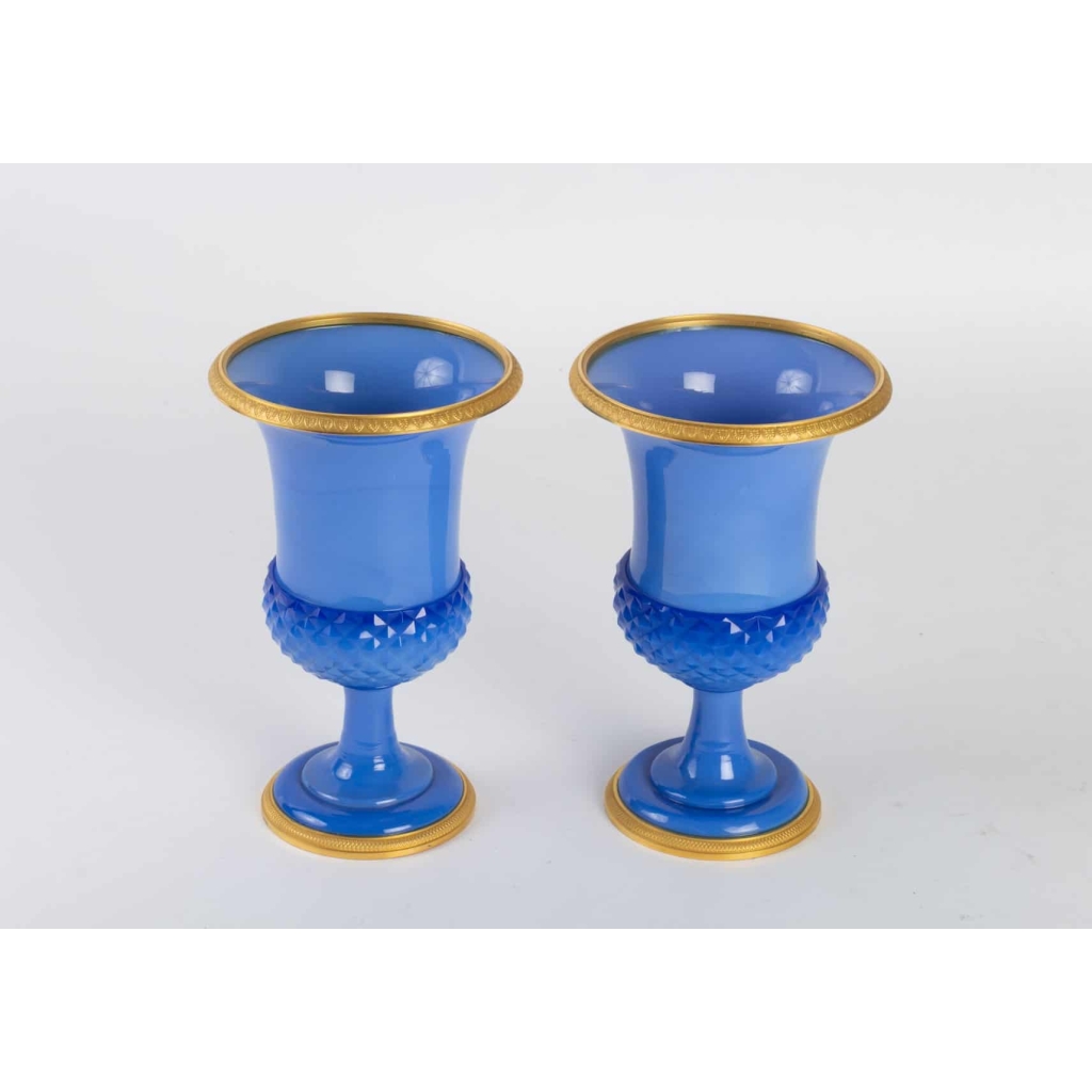 Paire de Vases Médicis en opaline 19e siècle | Biron Paire de Vases Médicis en opaline 19e siècle