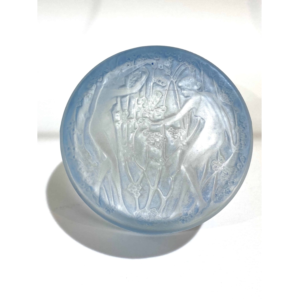 Boite « Deux Figurines » verre blanc patiné bleu de René LALIQUE | Biron Boite « Deux Figurines » verre blanc patiné bleu de René LALIQUE