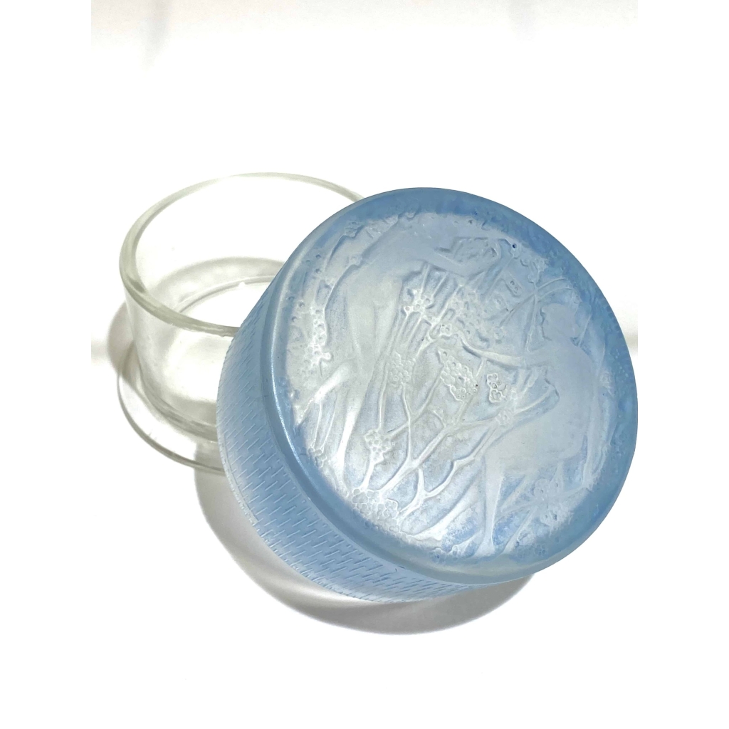 Boite « Deux Figurines » verre blanc patiné bleu de René LALIQUE | Biron Boite « Deux Figurines » verre blanc patiné bleu de René LALIQUE