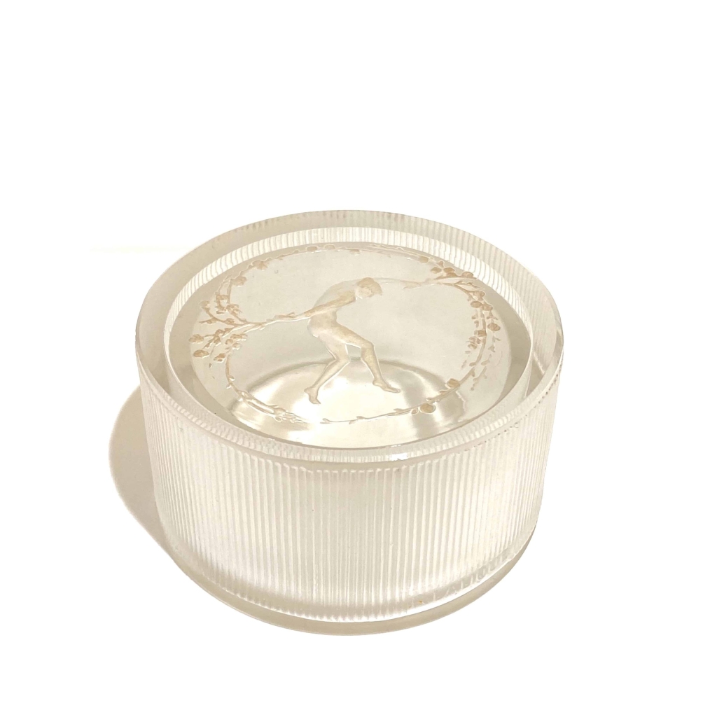 Boite « Une Figurine et Bouquet » verre blanc patiné sépia de René LALIQUE | Biron Boite « Une Figurine et Bouquet » verre blanc patiné sépia de René LALIQUE