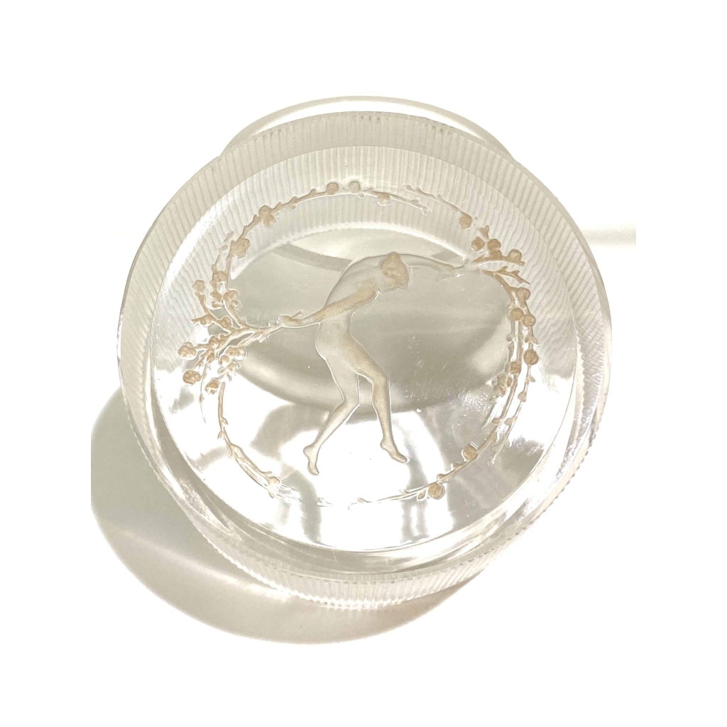 Boite « Une Figurine et Bouquet » verre blanc patiné sépia de René LALIQUE | Biron Boite « Une Figurine et Bouquet » verre blanc patiné sépia de René LALIQUE