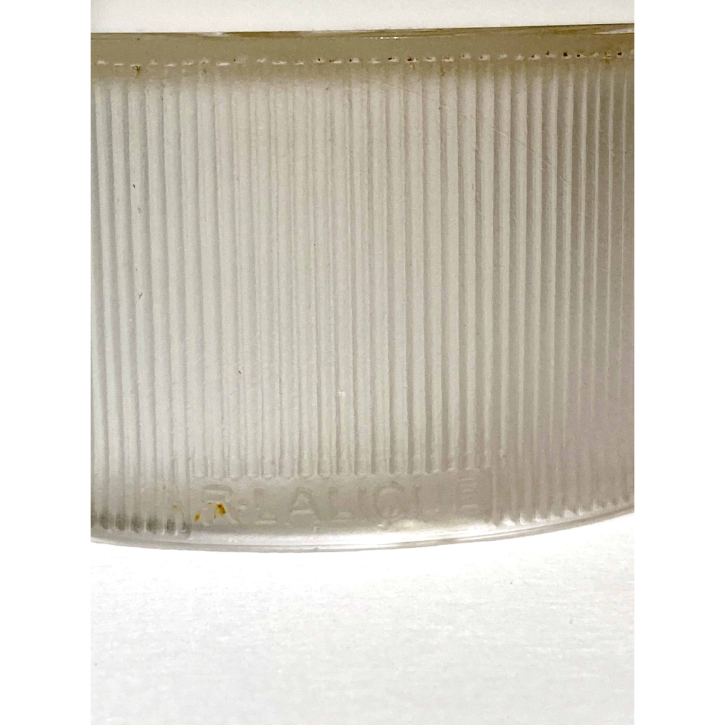 Boite « Une Figurine et Bouquet » verre blanc patiné sépia de René LALIQUE | Biron Boite « Une Figurine et Bouquet » verre blanc patiné sépia de René LALIQUE