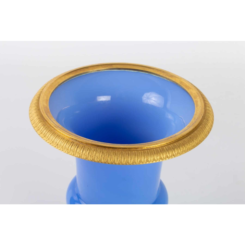 Vase Médicis en opaline et bronze doré 19e siècle