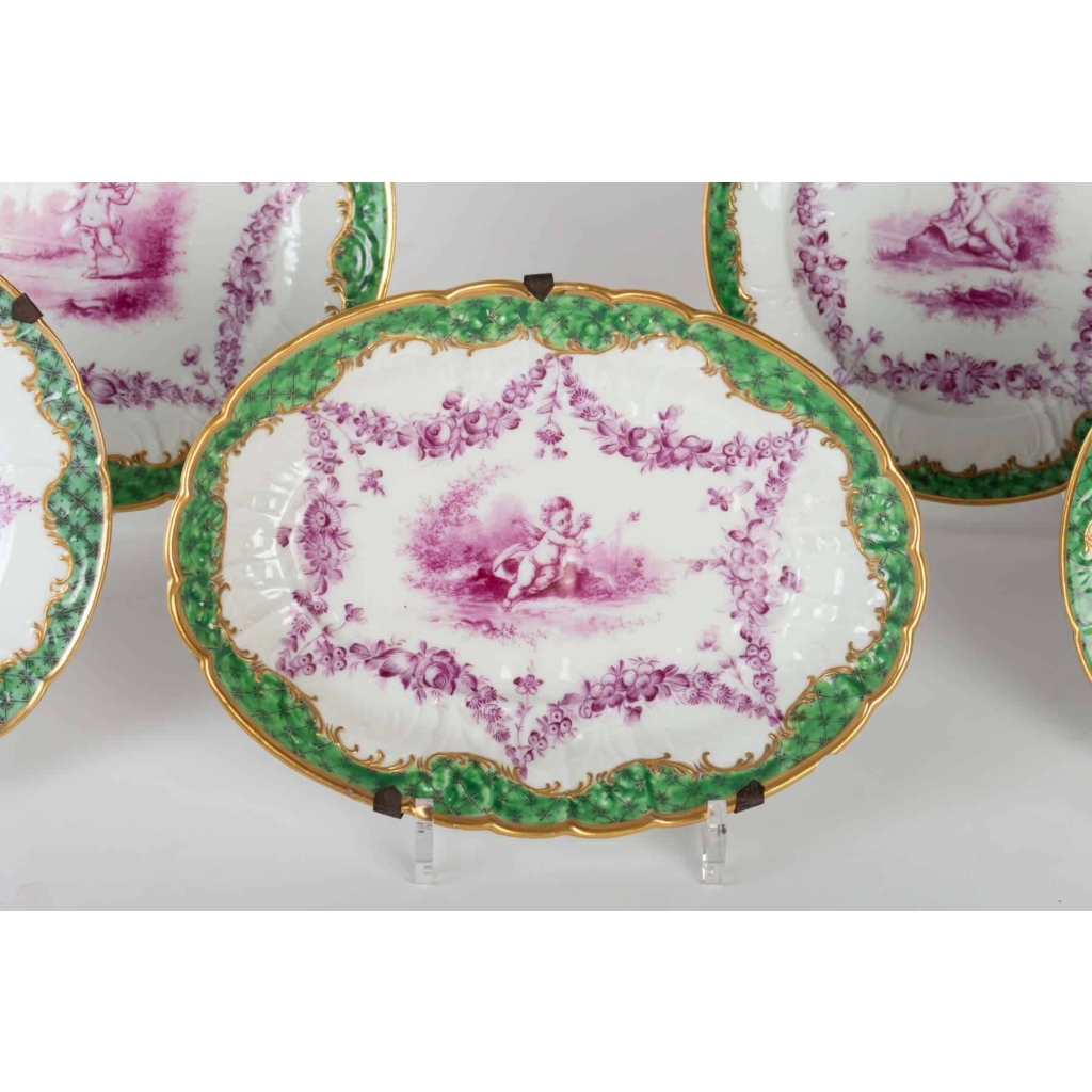 Ensemble de 4assiettes +1plat aux Amours Furstemberg finXVIIIeme | Biron Ensemble de 4assiettes +1plat aux Amours Furstemberg finXVIIIeme