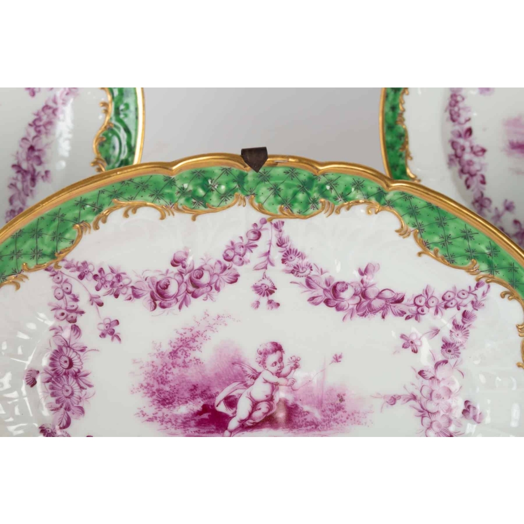 Ensemble de 4assiettes +1plat aux Amours Furstemberg finXVIIIeme | Biron Ensemble de 4assiettes +1plat aux Amours Furstemberg finXVIIIeme