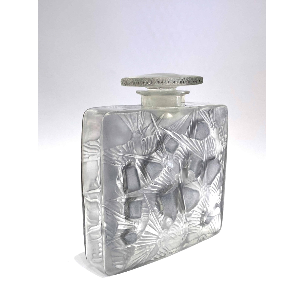 Flacon « Hirondelles » verre blanc patiné bleu de René LALIQUE 3