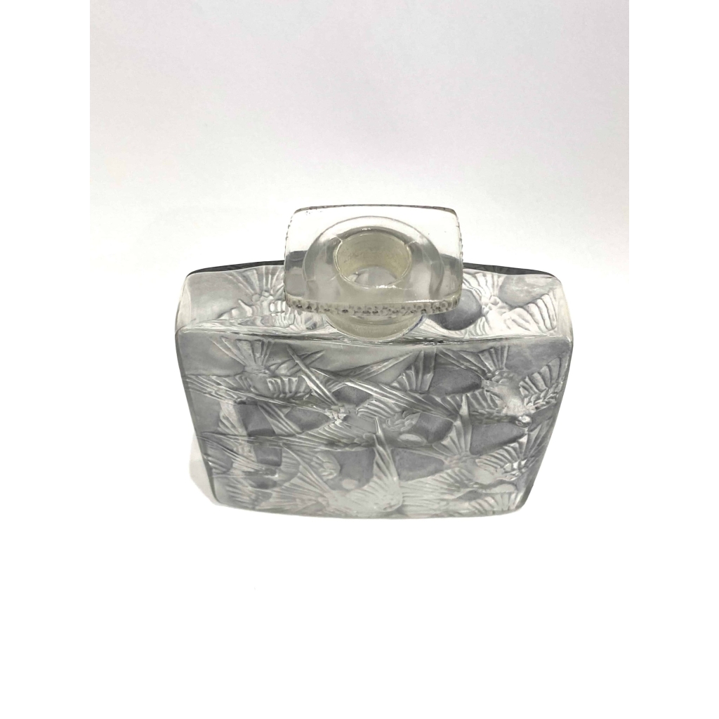 Flacon « Hirondelles » verre blanc patiné bleu de René LALIQUE 4