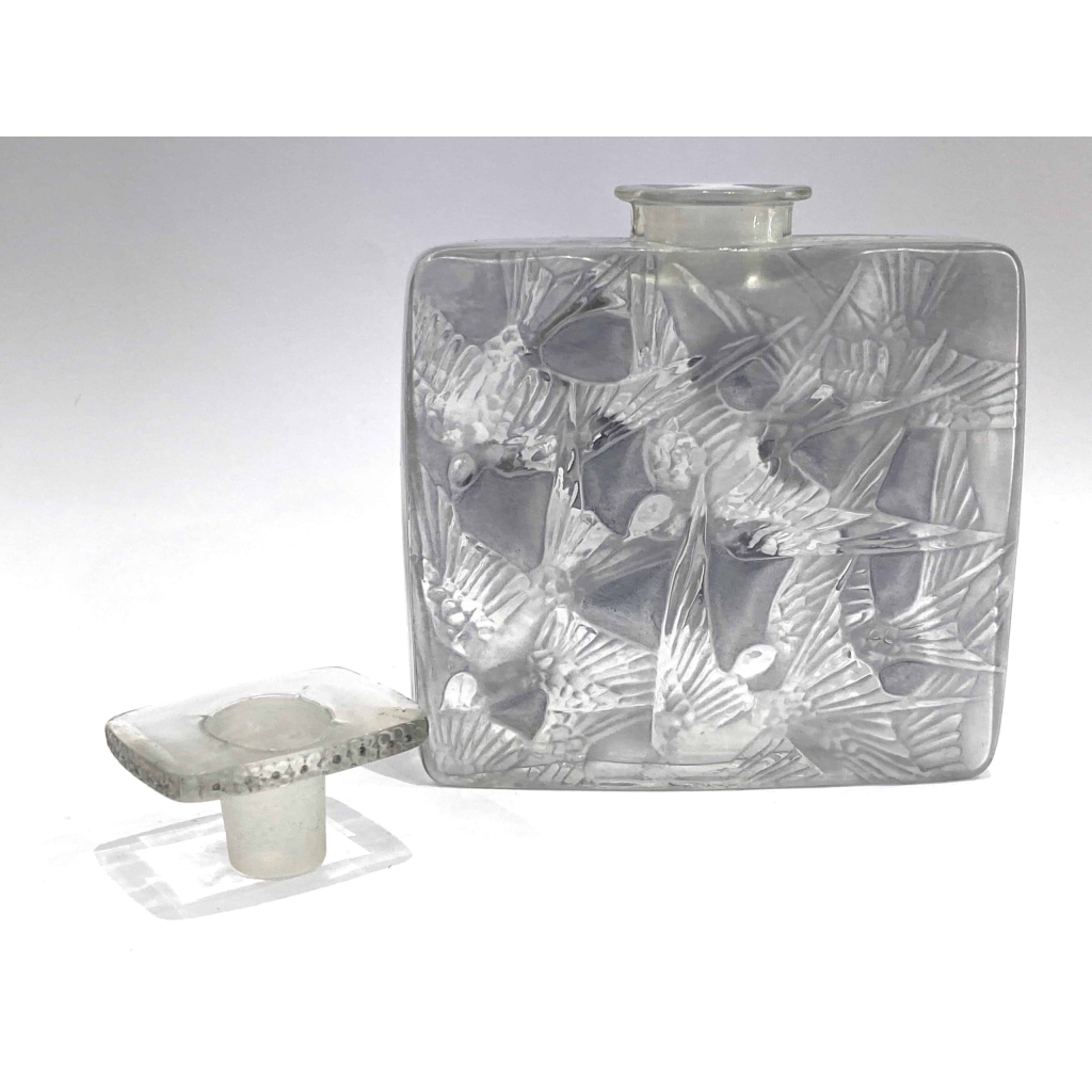 Flacon « Hirondelles » verre blanc patiné bleu de René LALIQUE 6