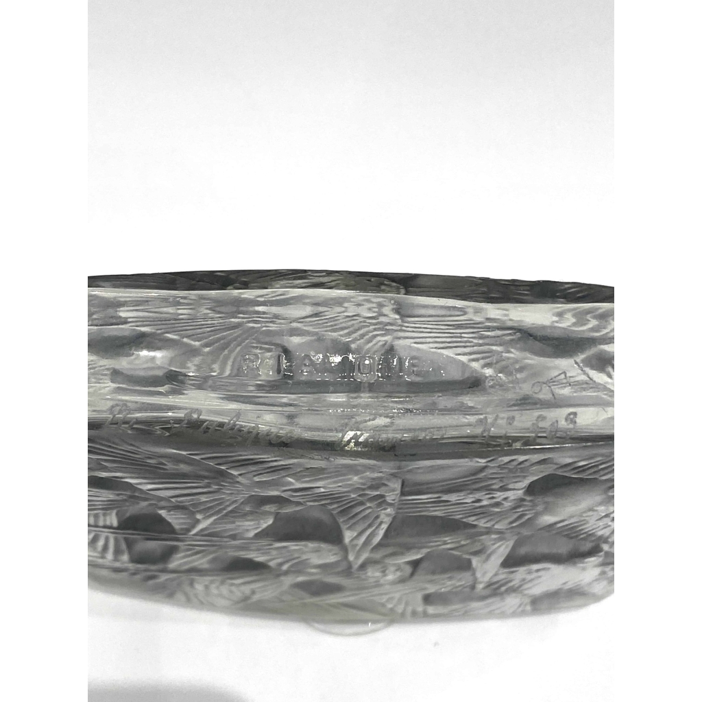 Flacon « Hirondelles » verre blanc patiné bleu de René LALIQUE 7