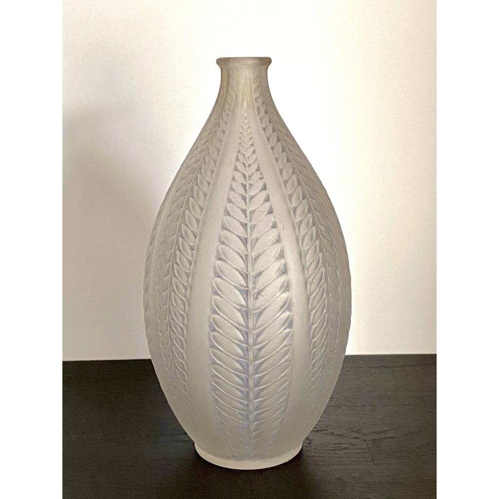 Vase "Acacia" verre blanc patiné bleu-gris de René LALIQUE