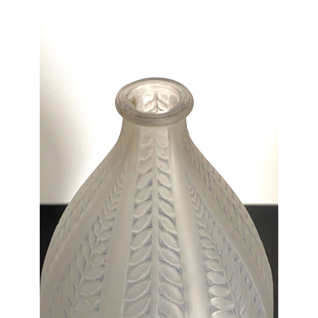 Vase "Acacia" verre blanc patiné bleu-gris de René LALIQUE