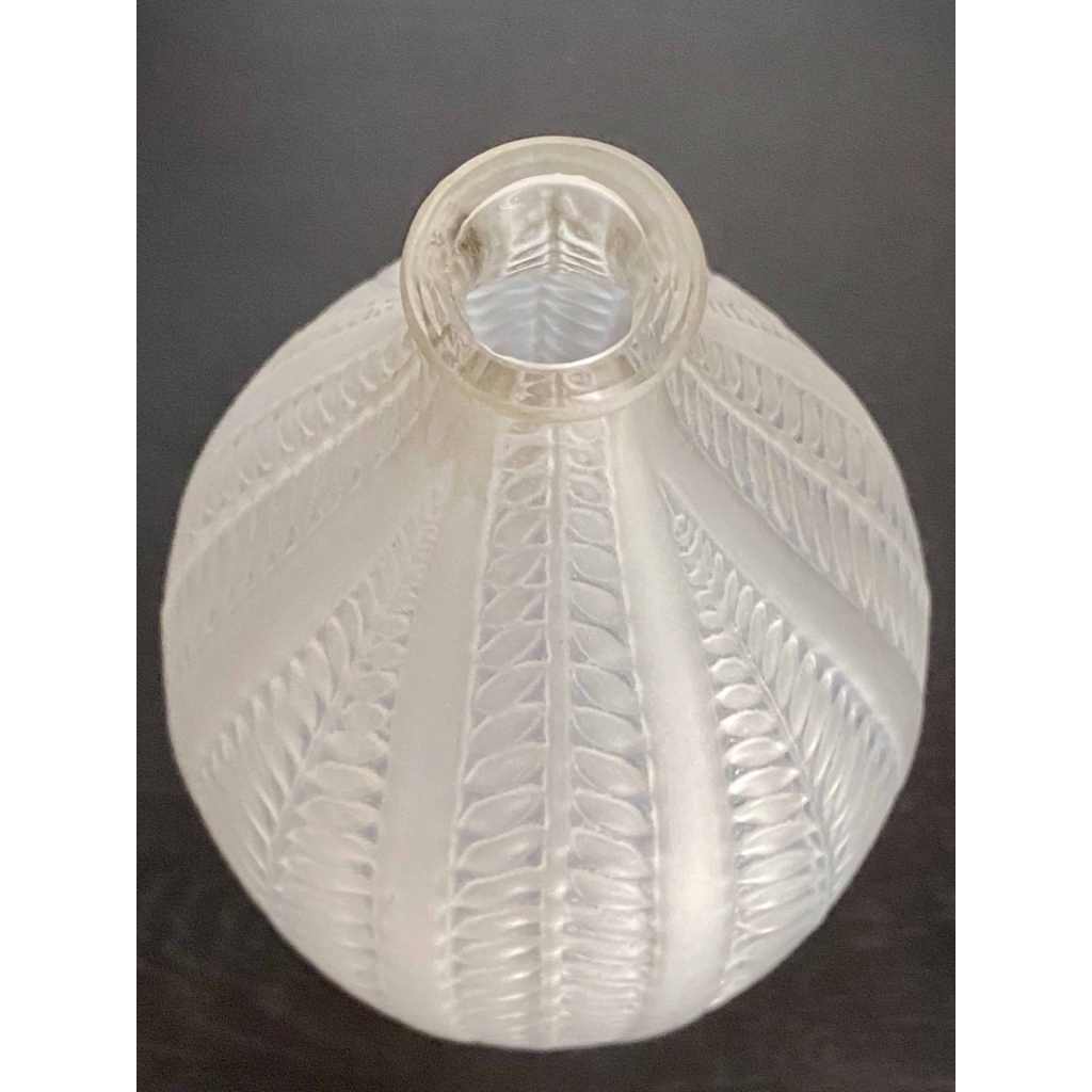 Vase "Acacia" verre blanc patiné bleu-gris de René LALIQUE