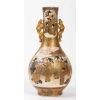 Vase Satsuma à décor de femmes dans un palais, XIXe siècle, estampillé sous la base. | Biron ||||||||||