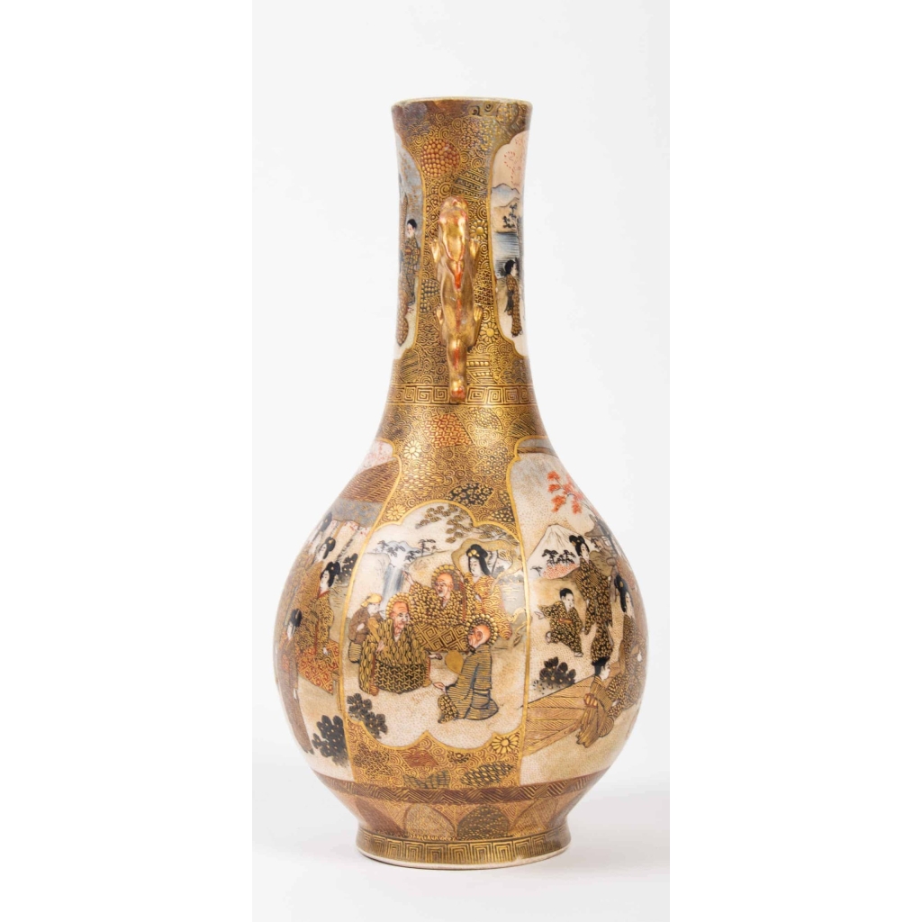 Vase Satsuma à décor de femmes dans un palais, XIXe siècle, estampillé sous la base. | Biron Vase Satsuma à décor de femmes dans un palais, XIXe siècle, estampillé sous la base.