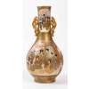 Vase Satsuma à décor de femmes dans un palais, XIXe siècle, estampillé sous la base. | Biron Vase Satsuma à décor de femmes dans un palais, XIXe siècle, estampillé sous la base.
