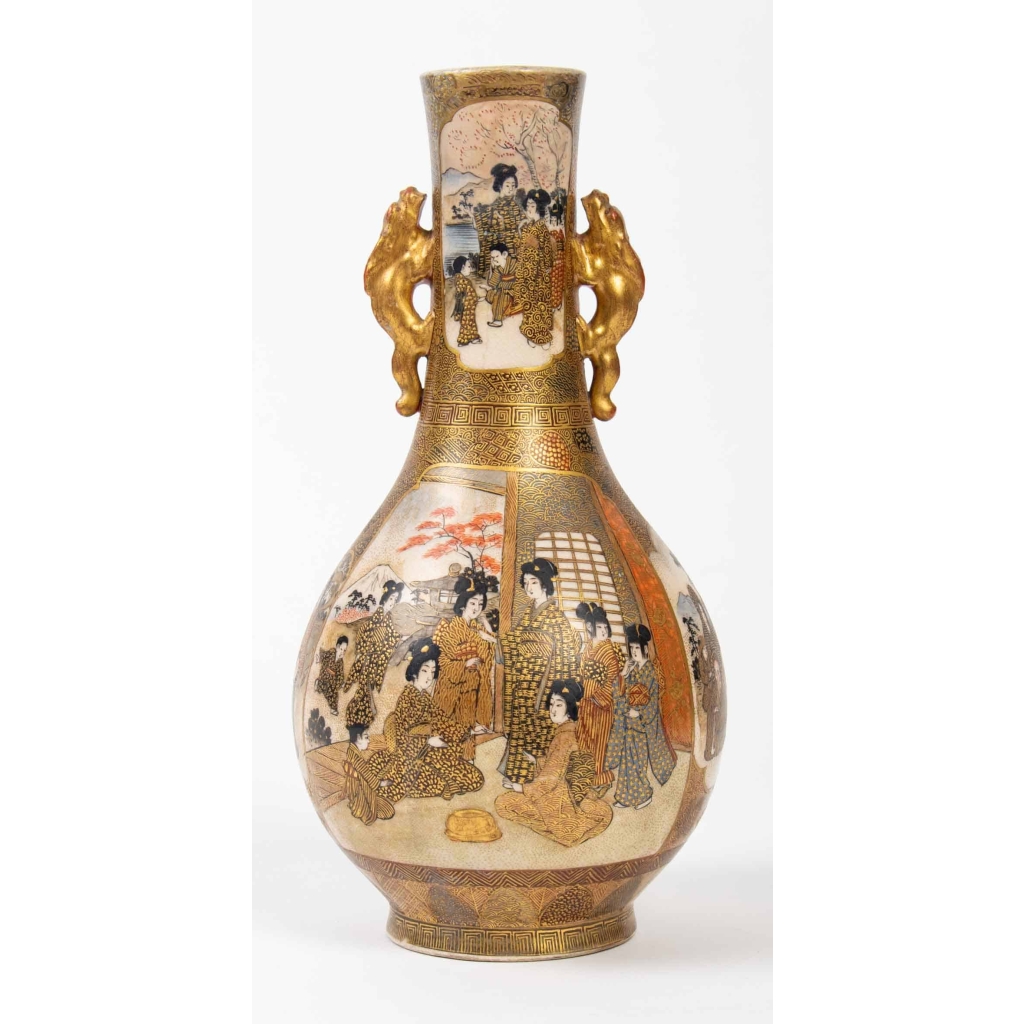 Vase Satsuma à décor de femmes dans un palais, XIXe siècle, estampillé sous la base. | Biron Vase Satsuma à décor de femmes dans un palais, XIXe siècle, estampillé sous la base.