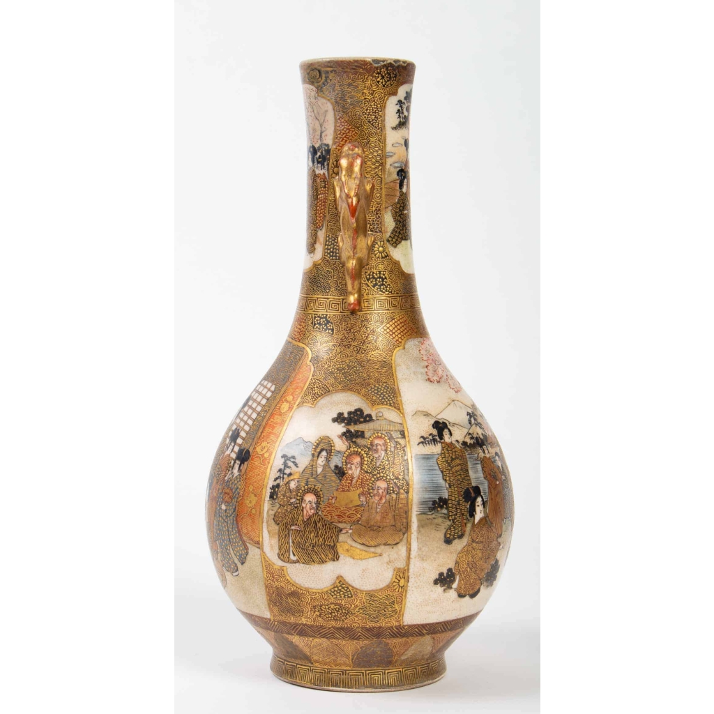 Vase Satsuma à décor de femmes dans un palais, XIXe siècle, estampillé sous la base. | Biron Vase Satsuma à décor de femmes dans un palais, XIXe siècle, estampillé sous la base.