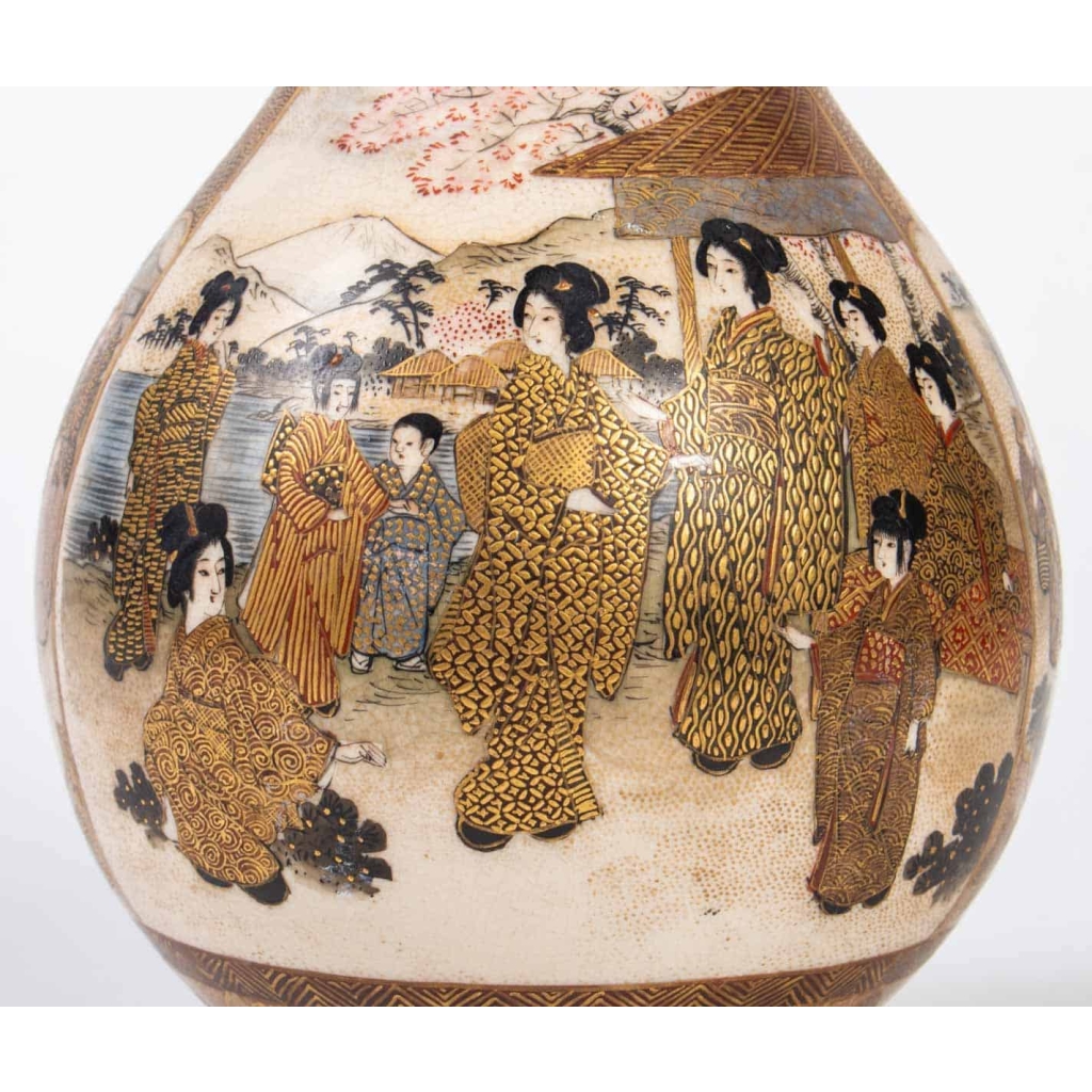 Vase Satsuma à décor de femmes dans un palais, XIXe siècle, estampillé sous la base. | Biron Vase Satsuma à décor de femmes dans un palais, XIXe siècle, estampillé sous la base.