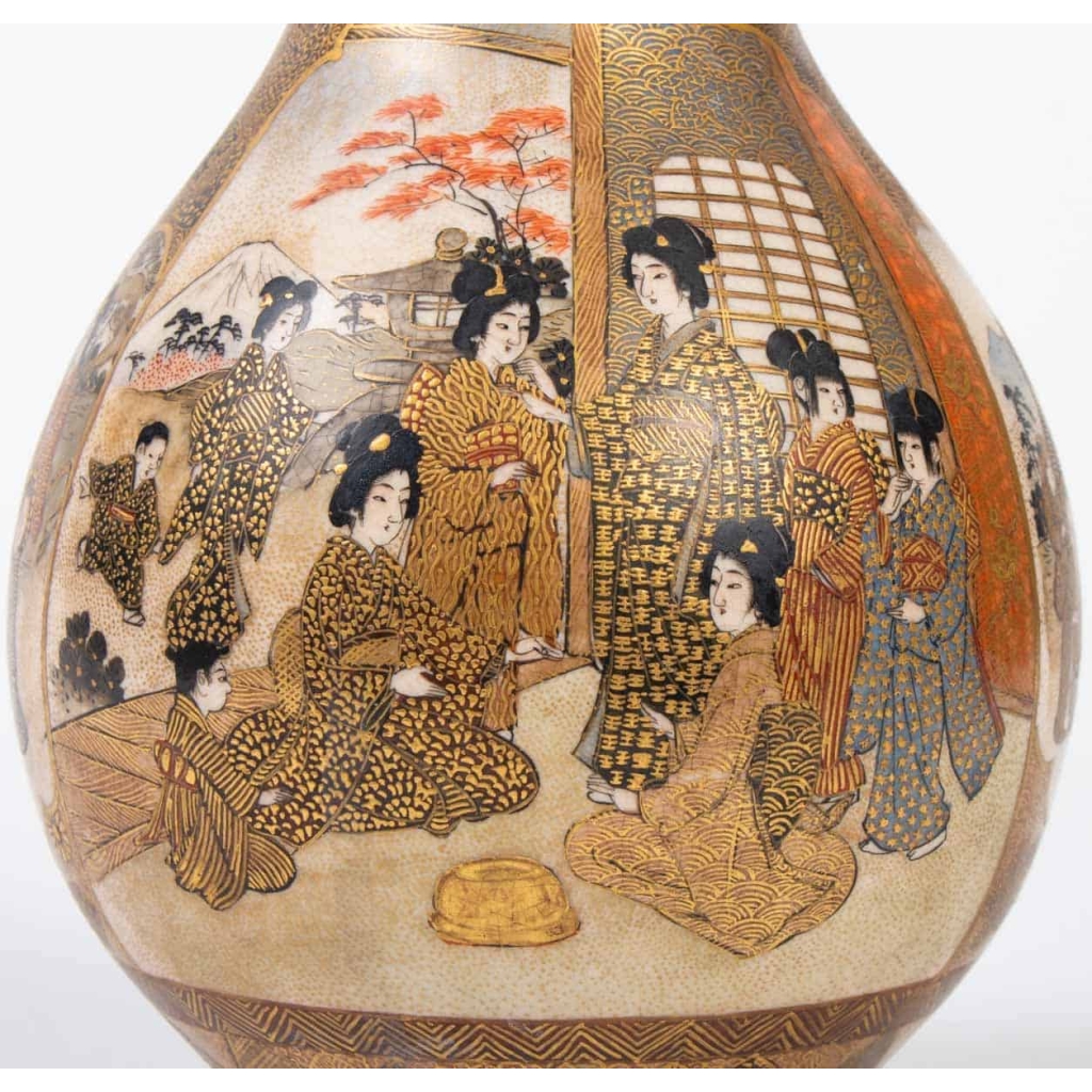 Vase Satsuma à décor de femmes dans un palais, XIXe siècle, estampillé sous la base. | Biron Vase Satsuma à décor de femmes dans un palais, XIXe siècle, estampillé sous la base.