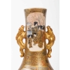 Vase Satsuma à décor de femmes dans un palais, XIXe siècle, estampillé sous la base. | Biron Vase Satsuma à décor de femmes dans un palais, XIXe siècle, estampillé sous la base.